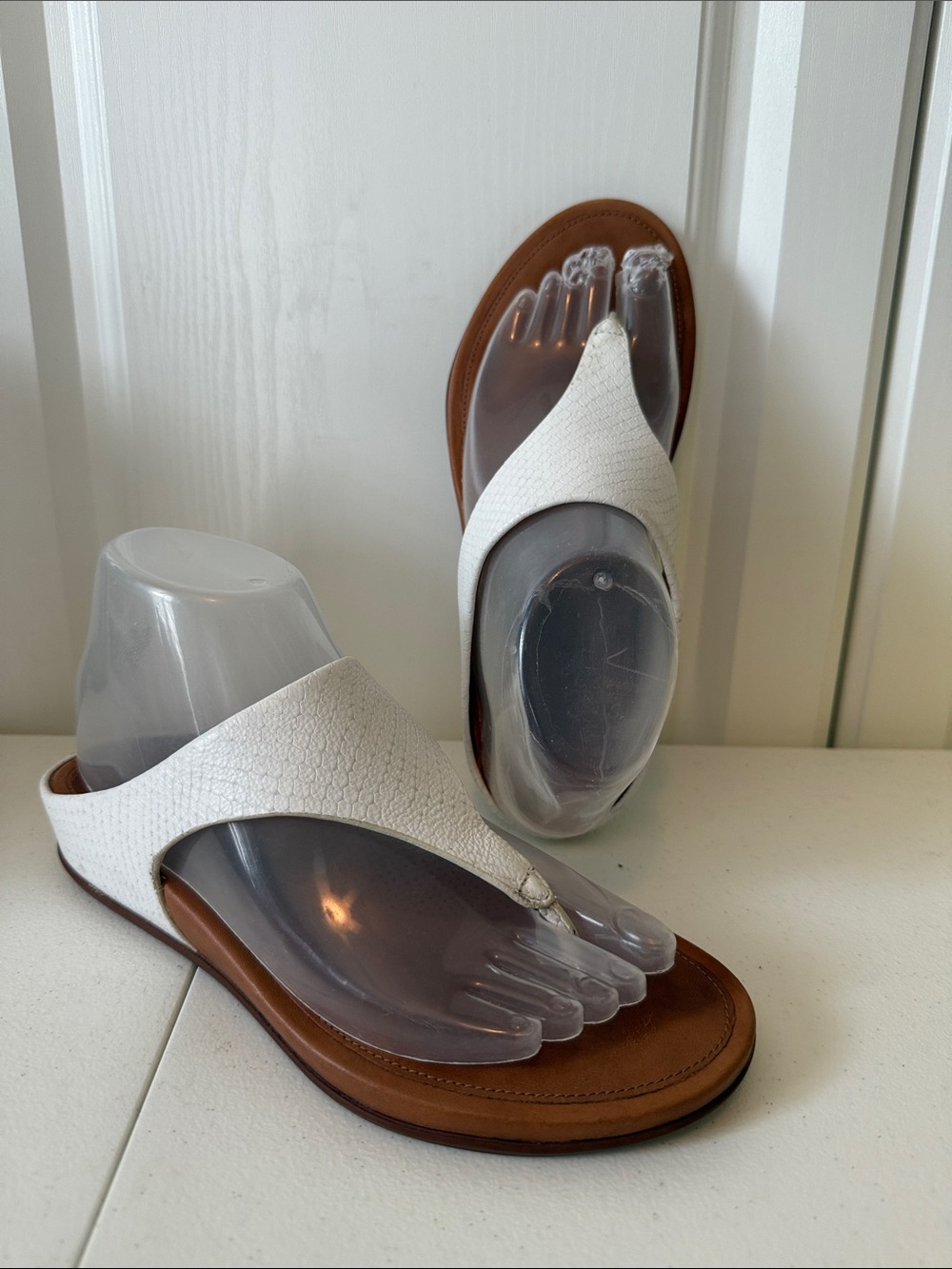 Fireflies White Leather Thong Sandals with Brown Footbed (sz 7)